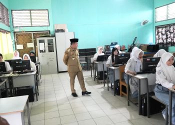 Gubernur Al Haris Tinjau Pelaksanaan TKA di SMAN 8 dan SMKN 1 Kota Jambi Untuk Evaluasi Kualitas Siswa. (Foto : ist)