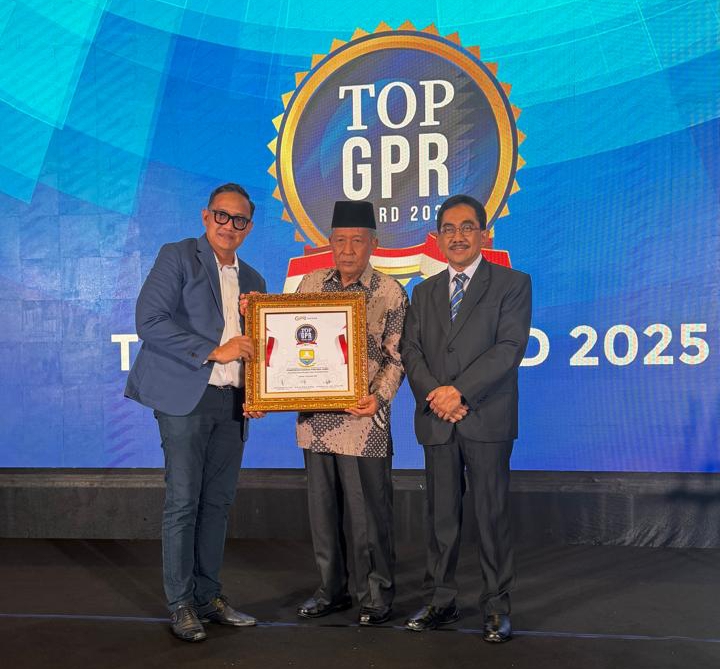 Wagub Abdullah Sani saat menerima penghargaan. (Foto : ist)