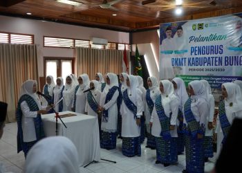 Hj. Hesti Haris Lantik Pengurus Daerah BKMT Kabupaten Bungo. (Foto : ist)