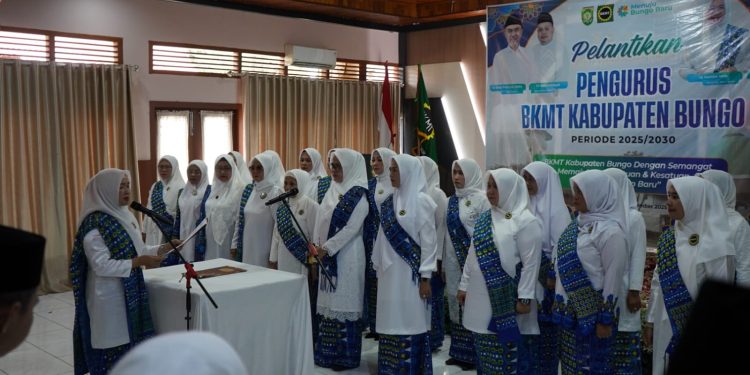 Hj. Hesti Haris Lantik Pengurus Daerah BKMT Kabupaten Bungo. (Foto : ist)
