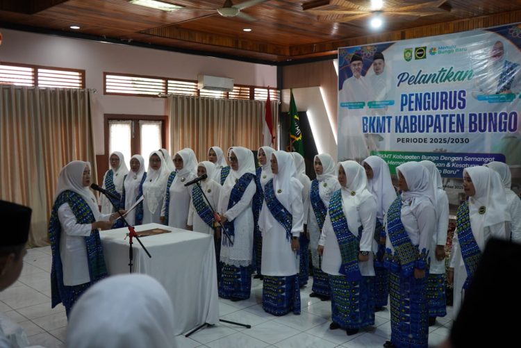 Hj. Hesti Haris Lantik Pengurus Daerah BKMT Kabupaten Bungo. (Foto : ist)