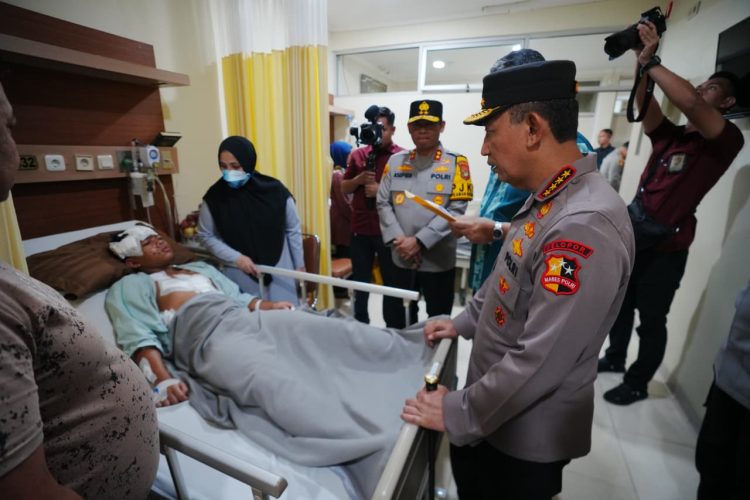 Kapolri Listyo Sigit Kunjungi Korban Ledakan SMAN 72. (Foto : ist)