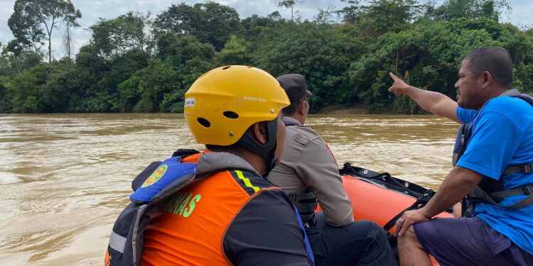 Perahu Tabrak Kayu Di Sungai Batang Pelepat, Satu Orang Hilang Dan Tiga Orang Selamat. (Foto : ist)