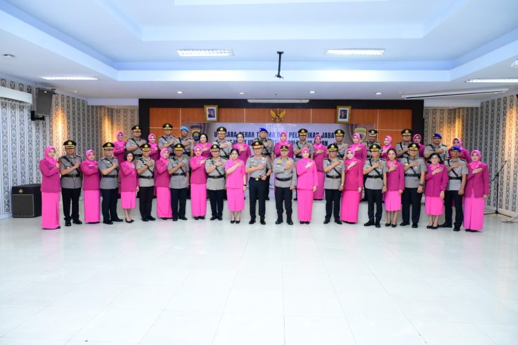 Kapolda Jambi Irjen Pol. Krisno H. Siregar memimpin serah terima jabatan (sertijab) sejumlah Pejabat Utama (PJU) Polda Jambi serta Kapolres jajaran, Jumat (9/1/2026). (Foto : ist)