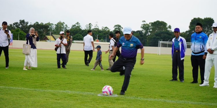 Buka Gubernur Cup di Stadion Swarnabhumi, Gubernur Al Haris Harap Ada Talenta-Talenta Sepak Bola dari Jambi. (Foto : ist)