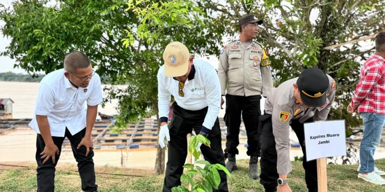 HUT ke-69 Provinsi Jambi: Polda Jambi Dukung Penanaman 201.274 Pohon Serentak di Muaro Jambi. (Foto : ist)