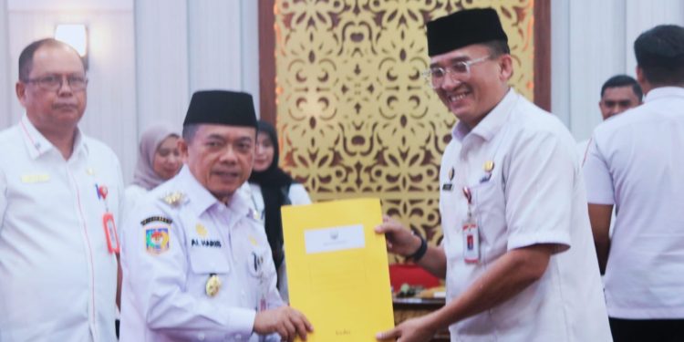 Gubernur Al Haris Tandatangani Perjanjian Kinerja 2026, Tegaskan Komitmen Kerja Terukur, Fokus dan Akuntabel. (Foto : ist)