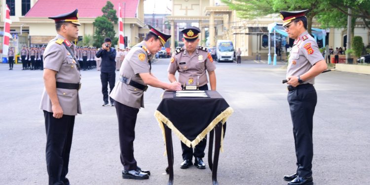 Kapolda Jambi Pimpin Sertijab Wakapolda, Brigjen Pol. B Ali, S.H.,S.I.K Resmi Jabat Wakapolda Jambi. (Foto : ist)