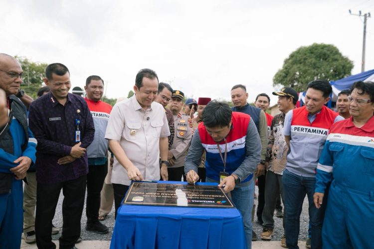 Sinergi Field Manager PEP Jambi Kurniawan Triyo Widodo bersama Bupati Muaro Jambi Bambang Bayu Suseno saat penandatanganan prasasti peresmian Jembatan Camp Topo di Struktur Ketaling. (Foto : ist)