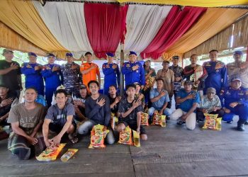 Dirpolairud Polda Jambi Sambangi Warga Pesisir Kampung Laut Lewat Program Sambang Nusa Presisi. (Foto : ist)
