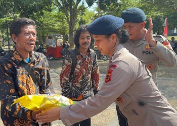 Humanis di Garis Depan, Brimob Jambi Bagikan Tali Asih kepada Massa Aksi Damai Masyarakat SAD. (Foto : ist)