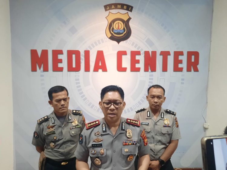 Kabid Humas Polda Jambi Kombes Pol Erlan Munaji (tengah) saat memberikan keterangan. (Foto : ist)
