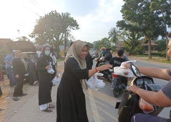 Warga RT 01 di perumahan Javana Garden Kelurahan Bagan Pete, Kecamatan Alam Barajo, Kota Jambi, bagi-bagi nasi kotak kepada pengendara motor maupun mobil yang melintas. (Foto : ist)