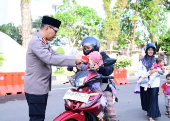 Ditreskrimsus dan Bidhumas Polda Jambi Kompak Gelar Aksi Sosial Pembagian Takjil. (Foto : ist)