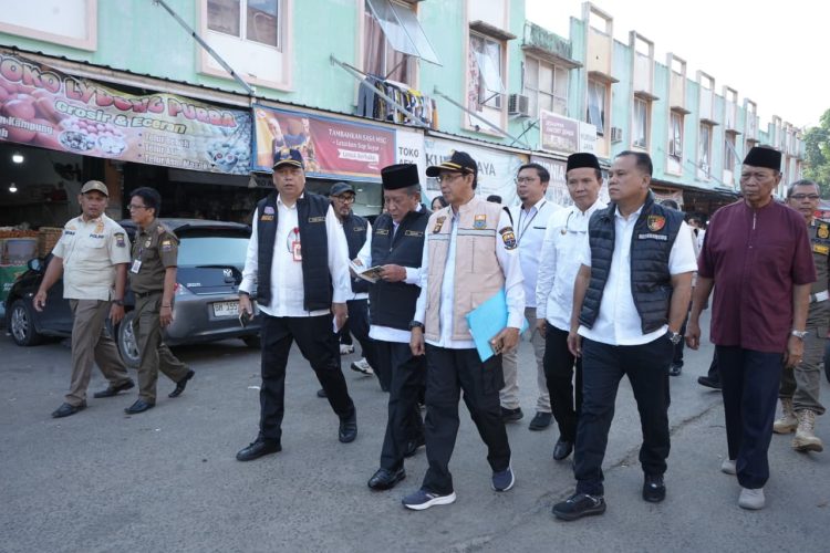 Polda Jambi bersama Satgas Pangan Pantau Harga Sembako di Pasar Angso Duo, Pastikan Stok Aman Jelang Idul Fitri. (Foto : ist)