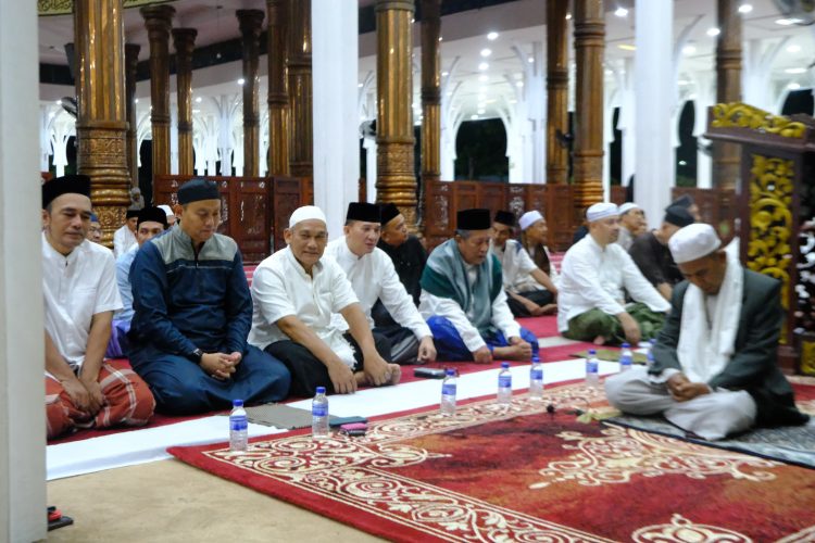 Wagub Sani melaksanakan Qiyamullail di Mesjid Agung Alfalah Jambi. (Foto : ist)