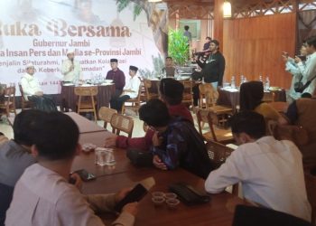 Suasana bukber Gubenur Jambi Al Haris bersama jurnalis. (Foto : Rolan - sinarjambi.com)