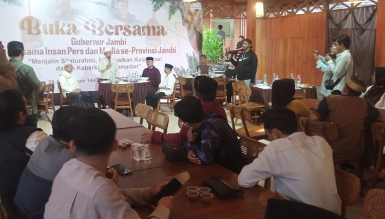 Suasana bukber Gubenur Jambi Al Haris bersama jurnalis. (Foto : Rolan - sinarjambi.com)