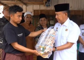 Wabup Khafid Serahkan Bantuan Sosial Korban Kebakaran di Seling. (Foto : ist)