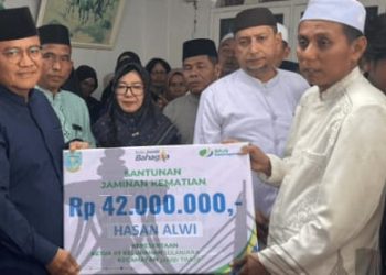 Takziah ke Almarhum Ketua RT, Wali Kota Jambi Serahkan Santunan 42 Juta. (Foto : ist)