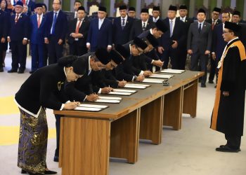 Pengucapan Sumpah Jabatan Anggota Dewan Komisioner OJK. (Foto : ist)