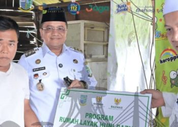 Wali Kota Maulana Berikan Bantuan Bedah Rumah Bagi Warga Seberang Kota Jambi. (Foto : ist)
