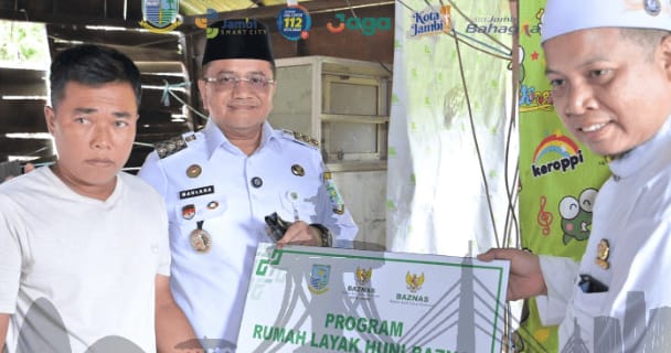 Wali Kota Maulana Berikan Bantuan Bedah Rumah Bagi Warga Seberang Kota Jambi. (Foto : ist)
