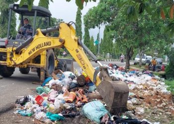 Aksi Nyata Perang Terhadap Sampah, Pemkab Merangin Goro Massal Turunkan Alat Berat. (Foto : ist)
