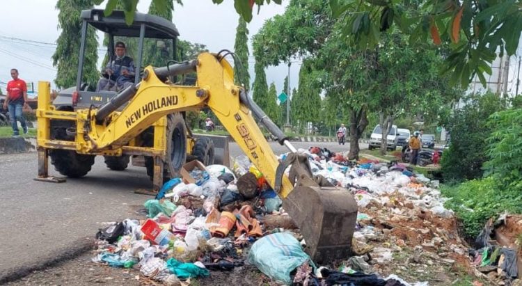 Aksi Nyata Perang Terhadap Sampah, Pemkab Merangin Goro Massal Turunkan Alat Berat. (Foto : ist)