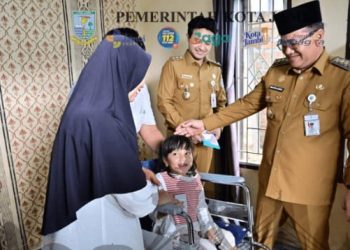 Maulana-Diza Beri Bantuan Kursi Roda Terhadap Anak Usia 6 Tahun. (Foto : ist)