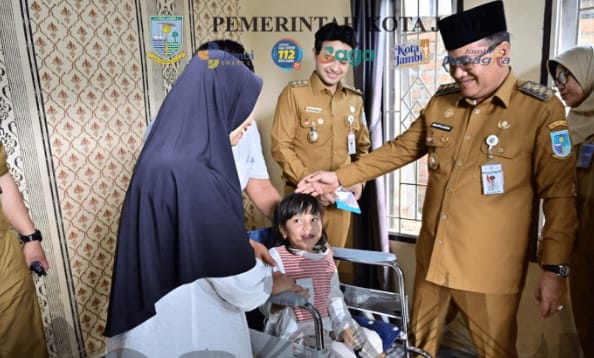 Maulana-Diza Beri Bantuan Kursi Roda Terhadap Anak Usia 6 Tahun. (Foto : ist)