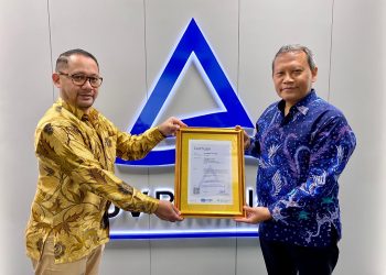VP Regulator & State Authority Bimasakti, Novandy Bambang Permana (kiri) saat menerima sertifikasi ISO 27001: 2022 dari TÜV Rheinland di Jakarta, beberapa waktu lalu. (Foto : ist)