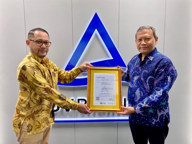 VP Regulator & State Authority Bimasakti, Novandy Bambang Permana (kiri) saat menerima sertifikasi ISO 27001: 2022 dari TÜV Rheinland di Jakarta, beberapa waktu lalu. (Foto : ist)