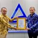 VP Regulator & State Authority Bimasakti, Novandy Bambang Permana (kiri) saat menerima sertifikasi ISO 27001: 2022 dari TÜV Rheinland di Jakarta, beberapa waktu lalu. (Foto : ist)
