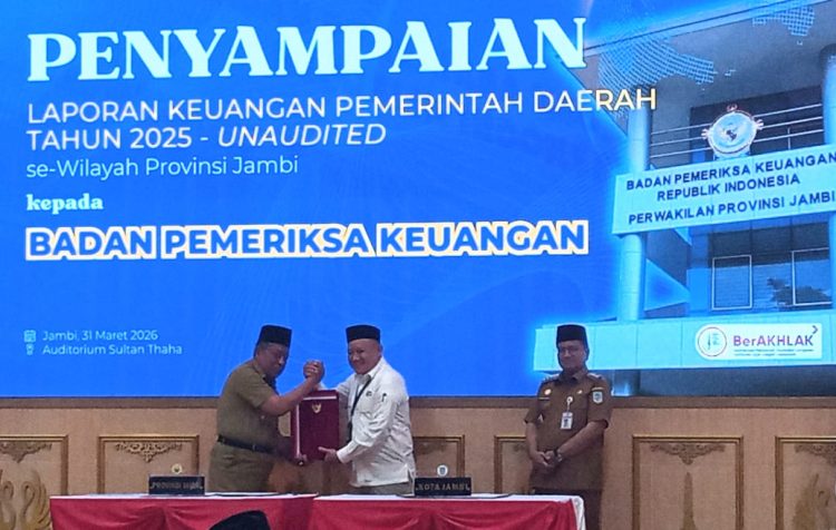 Wagub Jambi Maulana menyerahkan laporan keuangan pemerintah daerah tahun 2025 kepada Kepala Perwakilan BPK RI Provinsi Jambi. (Foto : Rolan - sinarjambi.com)