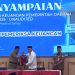 Wagub Jambi Maulana menyerahkan laporan keuangan pemerintah daerah tahun 2025 kepada Kepala Perwakilan BPK RI Provinsi Jambi. (Foto : Rolan - sinarjambi.com)
