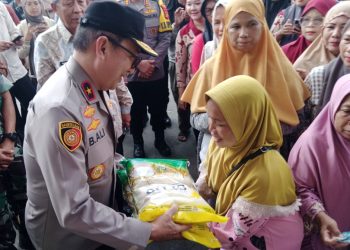 Wakapolda Jambi serahkan simbolis beras gerakan murah kepada warga. (Foto : Rolan - sinarjambi.com)