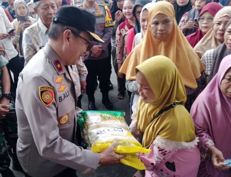 Wakapolda Jambi serahkan simbolis beras gerakan murah kepada warga. (Foto : Rolan - sinarjambi.com)