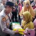 Wakapolda Jambi serahkan simbolis beras gerakan murah kepada warga. (Foto : Rolan - sinarjambi.com)