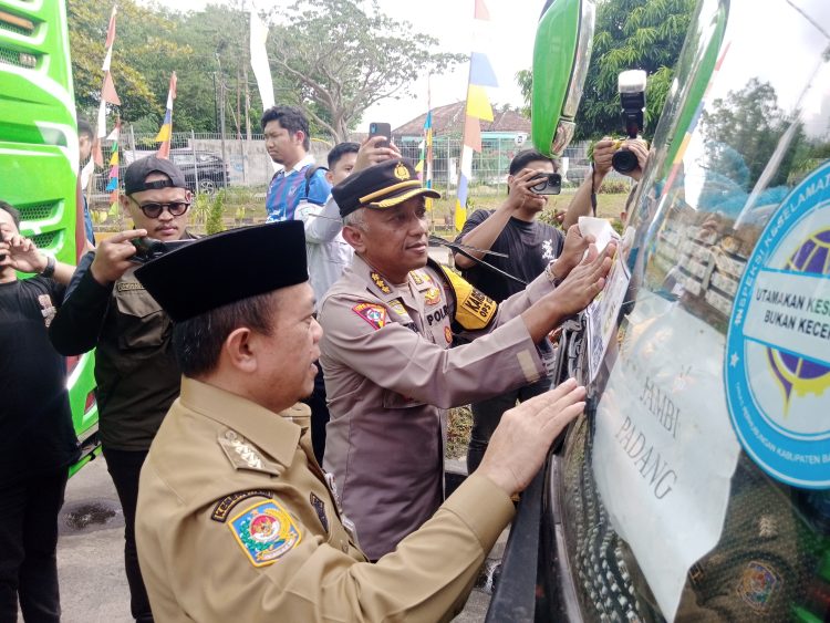 Karo Opd Polda Jambi dampingi Gubernur Jambi pelepasan mudik gratis. (Foto : Rolan - sinarjambi.com)
