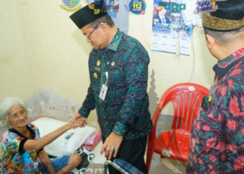 Salurkan Bantuan Kursi Roda, Wali Kota Maulana Pastikan Nenek Oh Khioe Nikmati Program Kartu Bahagia. (Foto : ist)