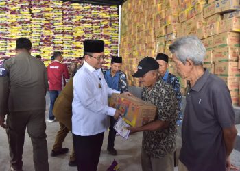 Maulana- Diza Salurkan Belasan Ribu Bantuan Kepada Masyarakat dan Anak Yatim. (Foto : ist)