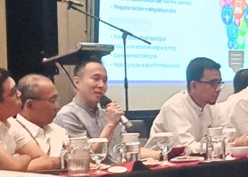 Benny Setiawan memaparkan digitalisasi perbankan di Indonesia. (Foto : Rolan - sinarjambi.com)