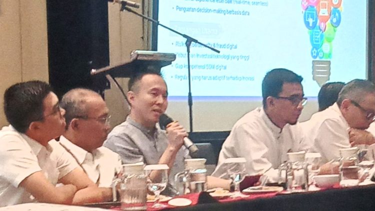 Benny Setiawan memaparkan digitalisasi perbankan di Indonesia. (Foto : Rolan - sinarjambi.com)
