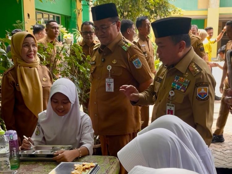 Gubernur Al Haris Tinjau Tes Kompetensi Akademik SMP di Kota Jambi, Tekankan Pemerataan Mutu Pendidikan. (Foto : ist)