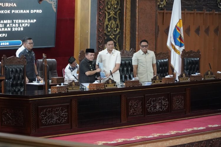 Gubernur Al Haris Sampaikan Jawaban atas Pandangan Umum Fraksi DPRD Terhadap LKPJ 2025, Tegaskan Komitmen Penguatan Fiskal dan Pelayanan Publik. (Foto : ist)