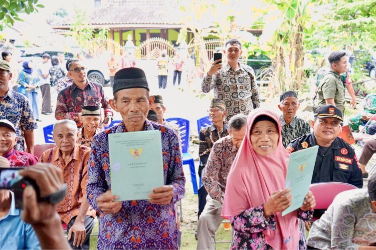 Akhir Perjuangan Panjang, Sertipikat Tanah Mbah Tupon Kembali ke Tangan yang Berhak. (Foto : ist)