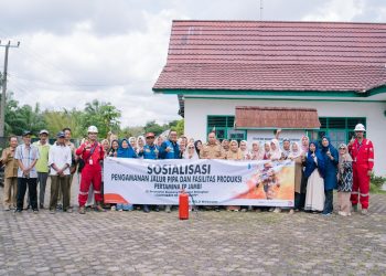 Tingkatkan Kewaspadaan, PEP Jambi Bersama Damkar Kabupaten Batang Hari Bekali Warga Hadapi Risiko Kebakaran. (Foto : ist)