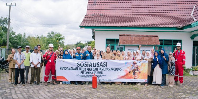 Tingkatkan Kewaspadaan, PEP Jambi Bersama Damkar Kabupaten Batang Hari Bekali Warga Hadapi Risiko Kebakaran. (Foto : ist)