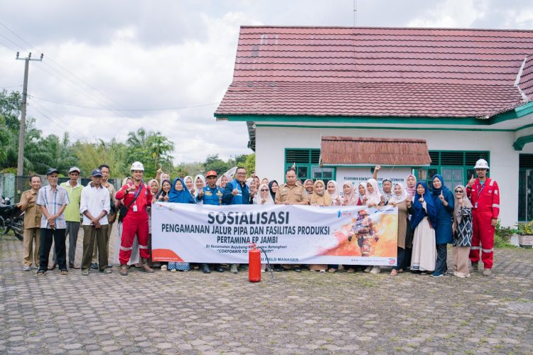 Tingkatkan Kewaspadaan, PEP Jambi Bersama Damkar Kabupaten Batang Hari Bekali Warga Hadapi Risiko Kebakaran. (Foto : ist)